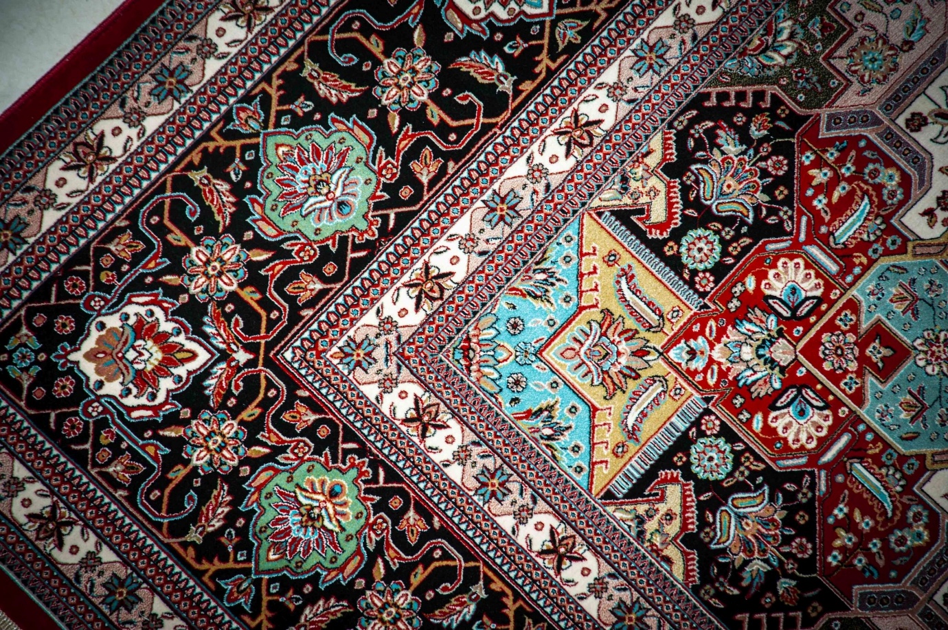 آرایه‌های تزیینی و نمادین در فرش محرابی